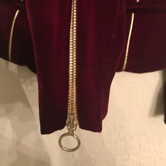 🦋SOLD🦋Alice+Olivia Burgundy Velvet Blazer wGold - Picture 7 of 8